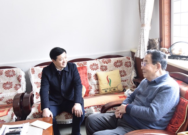 市委常委,统战部部长黄旭东走访慰问统战部离退休